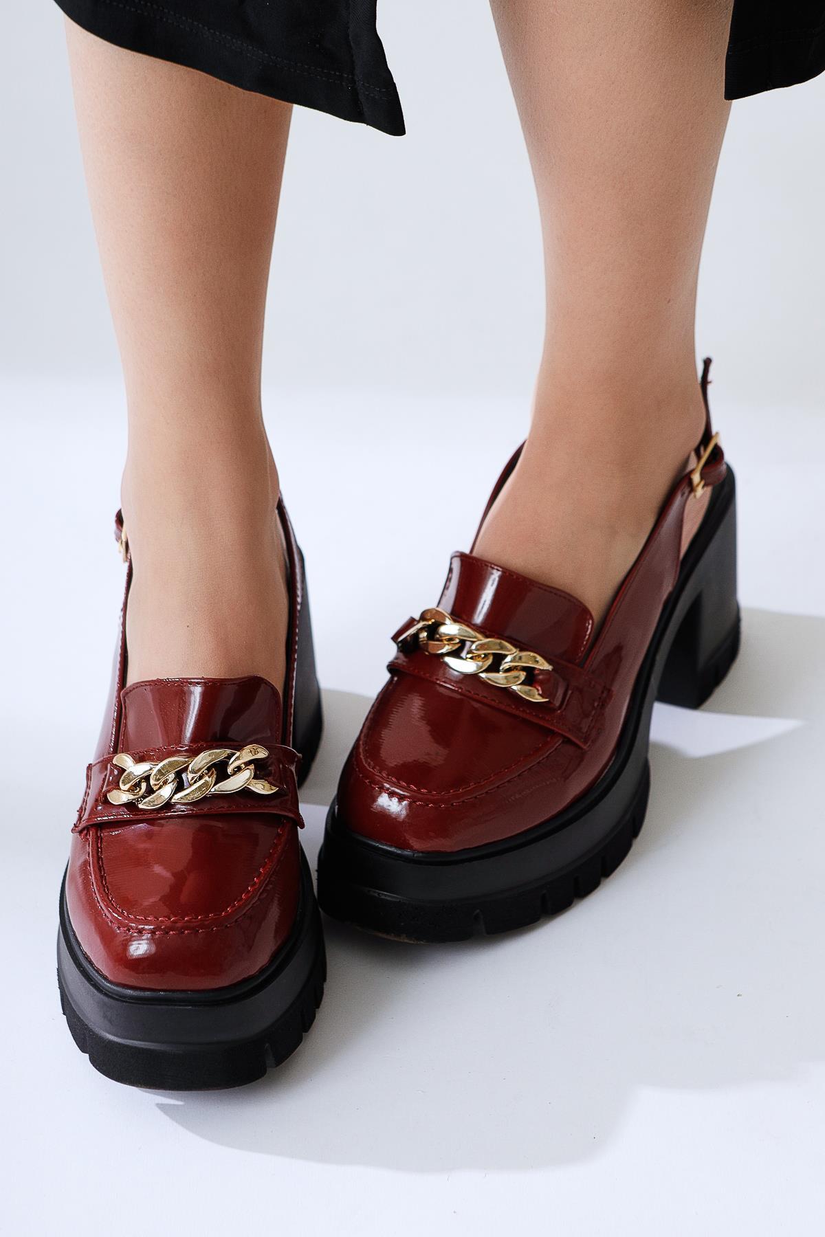 Lorisa Maroon Lackleder Kettengeschnallte Mokassin-ähnliche Offene Schuhe