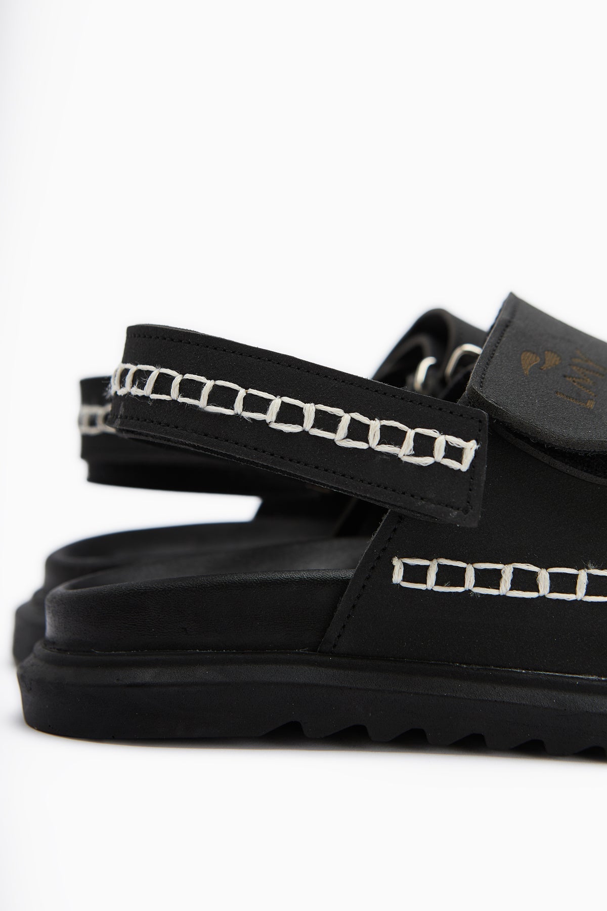 Sanna Damen Schwarze Sandale mit Stickerei Detail und Klettverschluss