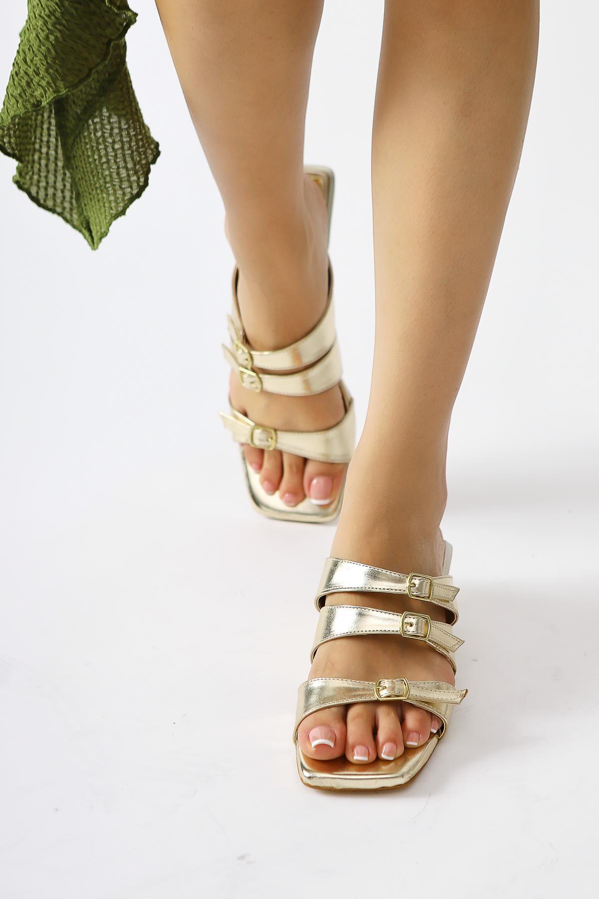 Mellanie Gold Lackleder Dreifachriemen Niedrige Absatz Pantoletten