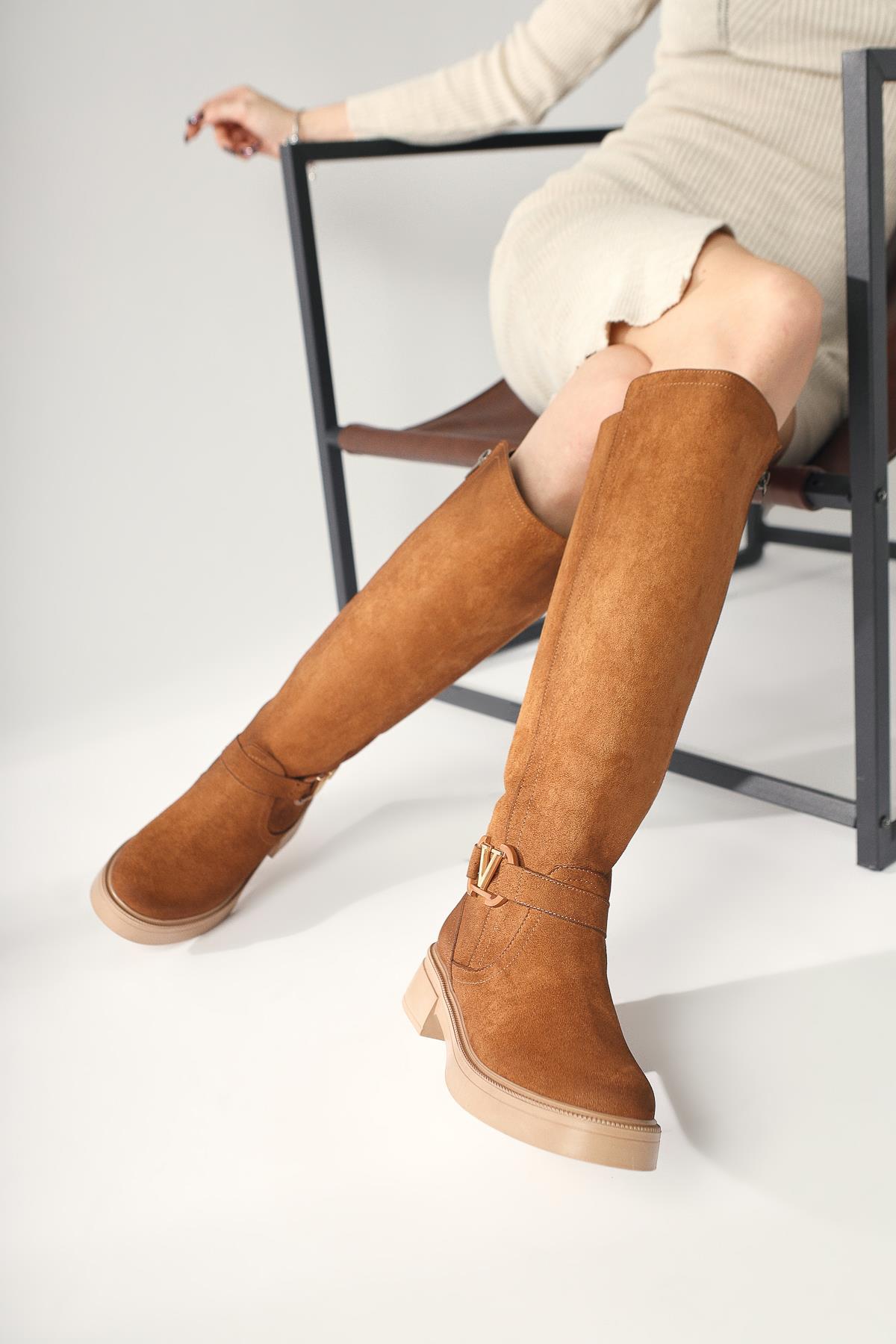 Ginan – Cognac Velours Kniehoher Stiefel mit Reißverschluss, mit Schnallen-Detail und mit niedrigem Absatz (Damen)
