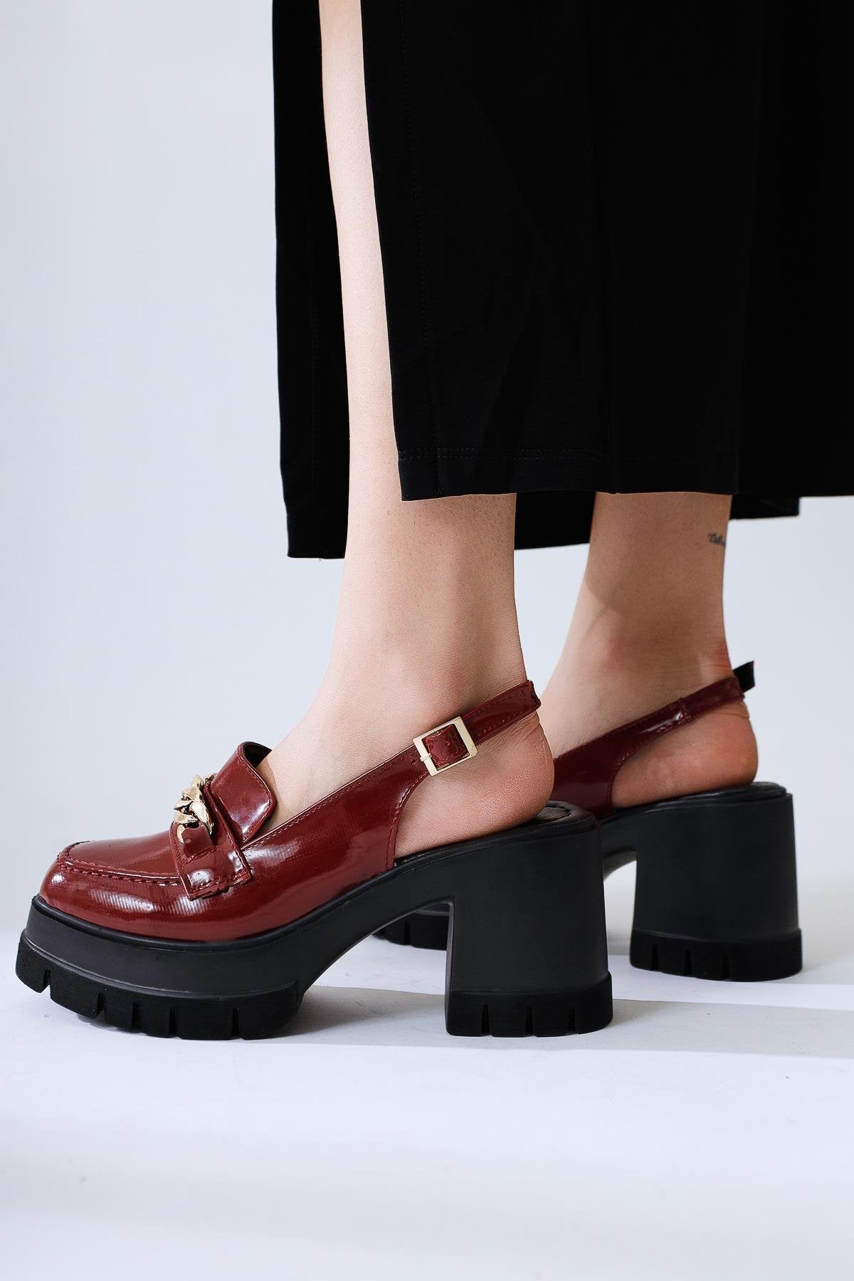 Lorisa Maroon Lackleder Kettengeschnallte Mokassin-ähnliche Offene Schuhe