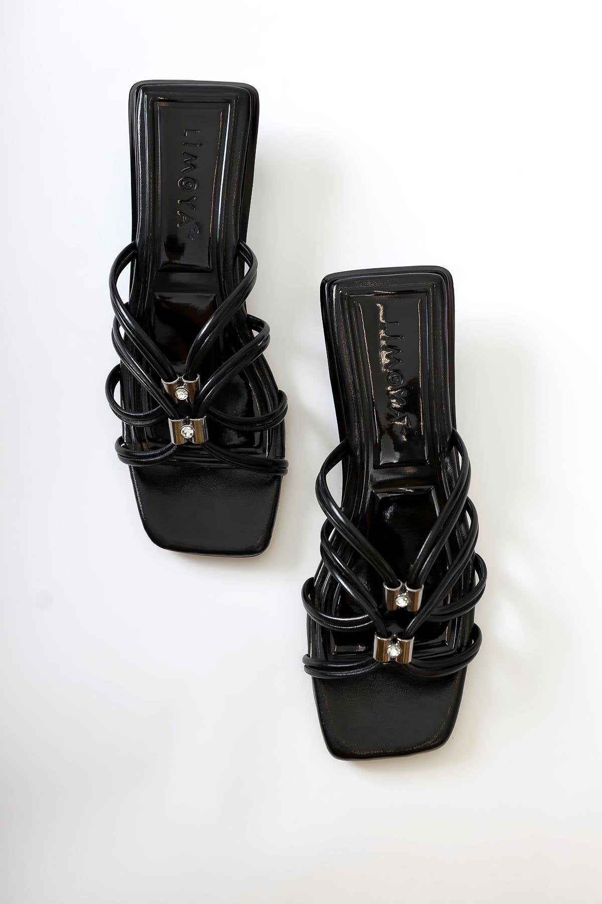 Seyda – Schwarz Lack Slide mit schmalem Riemen, Strass-Detail und niedrigem Absatz