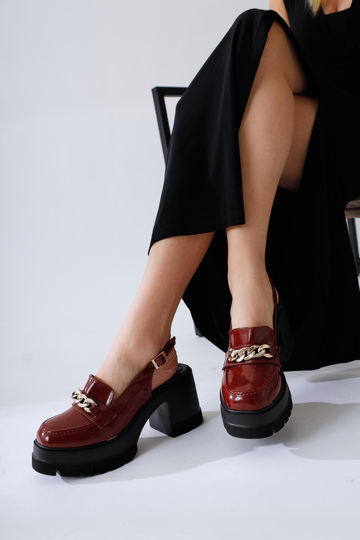 Lorisa Maroon Lackleder Kettengeschnallte Mokassin-ähnliche Offene Schuhe