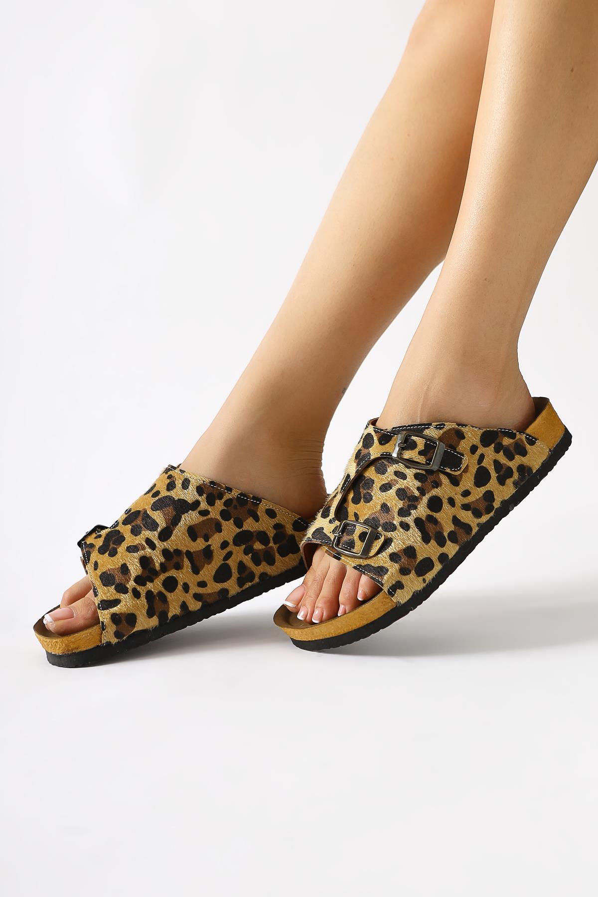 Christella – Leoparden-Velours Slide mit Doppel-Schnallen-Detail (Damen)