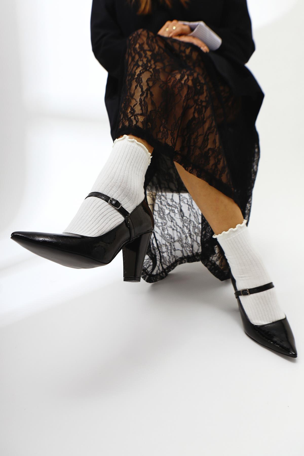 Beate – Schwarz Kroko-Lederoptik-Prägung Schuh mit spitzer Zehenpartie und Absatz (Damen)