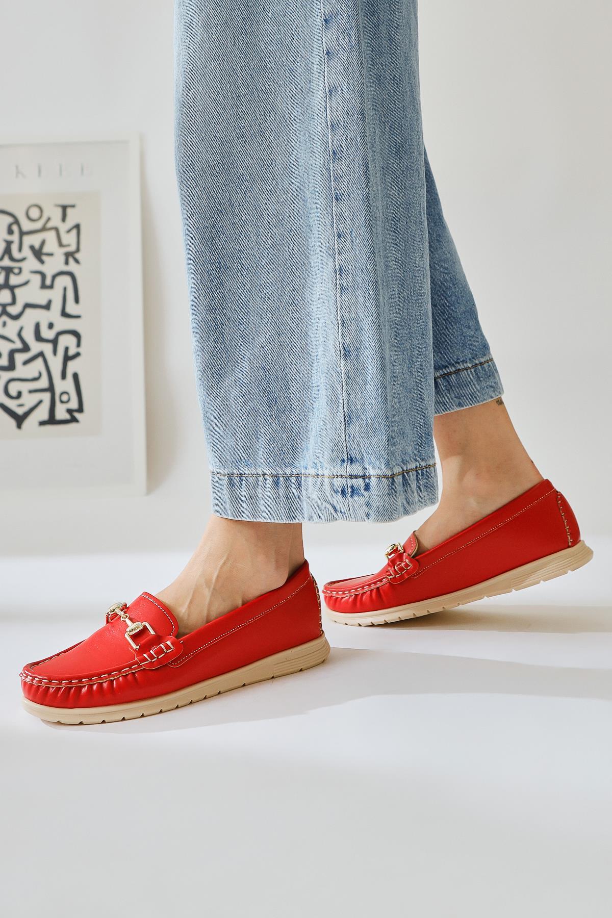Tola Red Buckle Detailed Casual Shoes