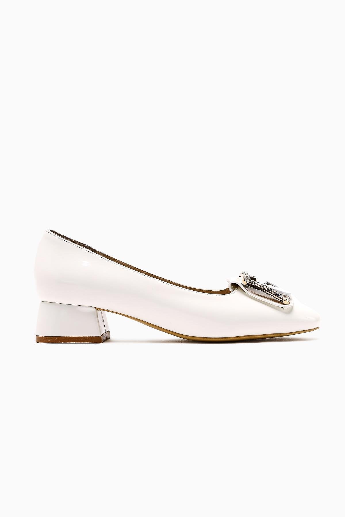 Roza – Weiß Lack-Schuh mit Strass-Detail und niedrigem Absatz (Damen)