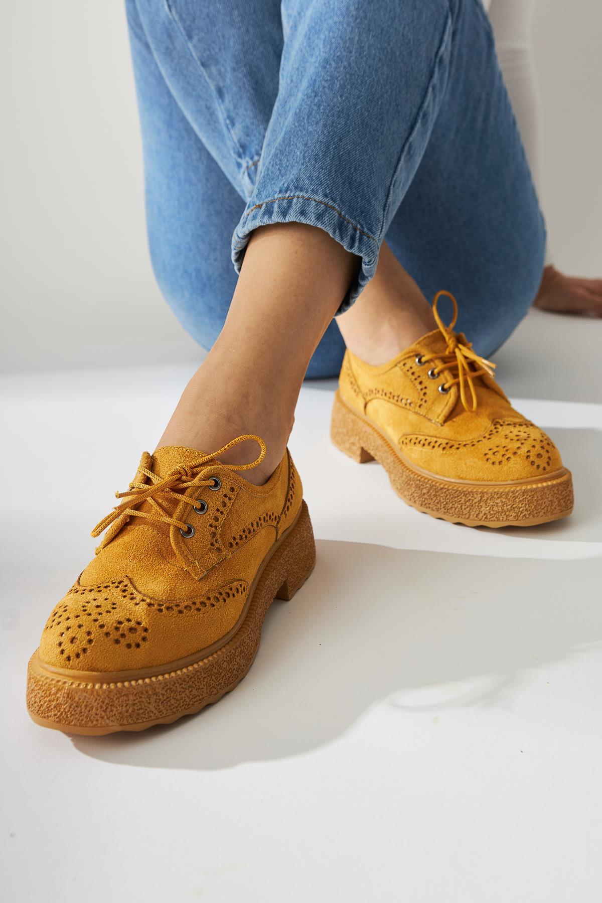 Rossy Senf Wildleder Schuhe mit ovalem Zeh und Laser Cut Detail