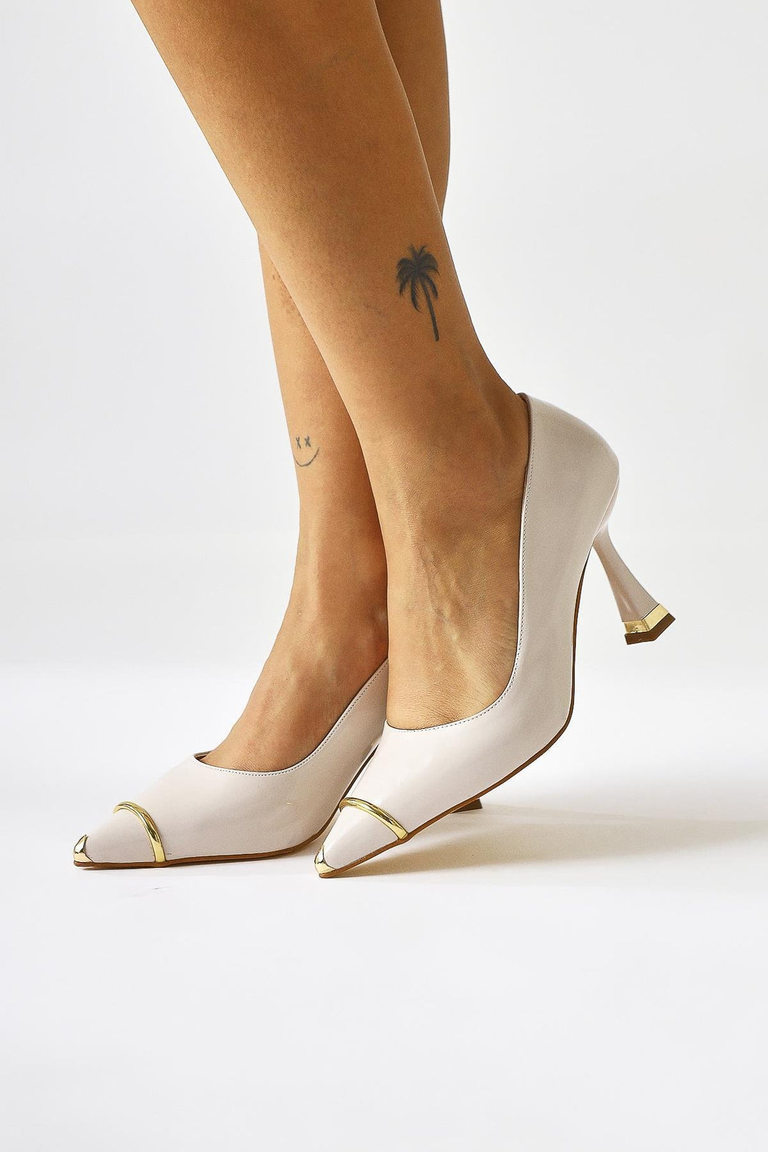 Lelia Beige Lackleder Metallzehen Detail Damen Absatzschuhe
