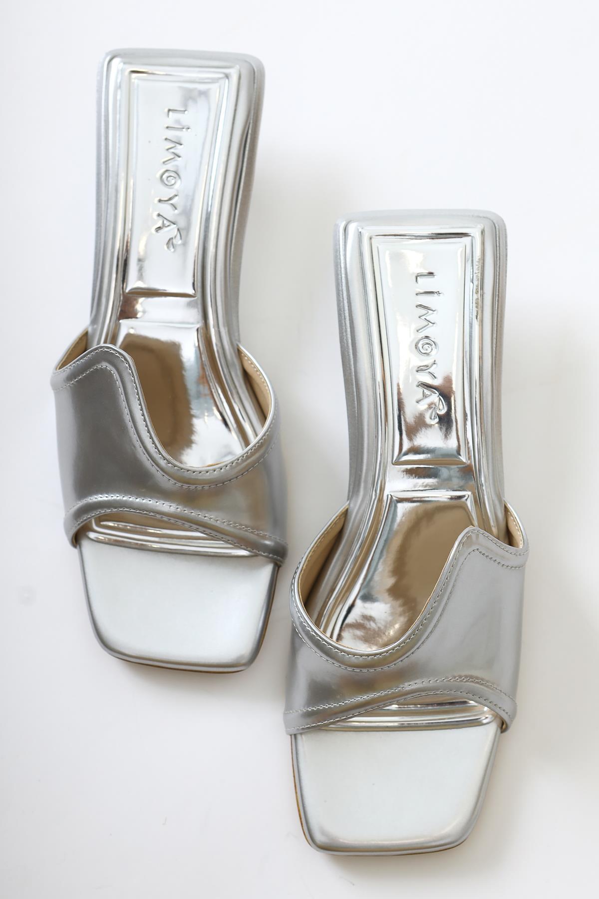 Nune – Silber Lack Slide mit asymmetrischem Riemen und niedriger Absatz (Damen)