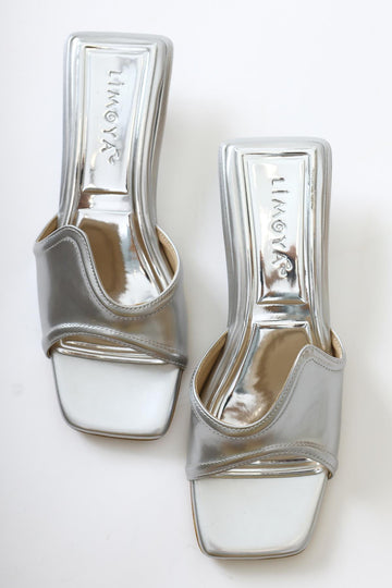 Nune – Silber Lack Slide mit asymmetrischem Riemen und niedriger Absatz (Damen)