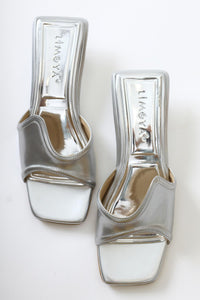Nune – Silber Lack Slide mit asymmetrischem Riemen und niedriger Absatz (Damen)