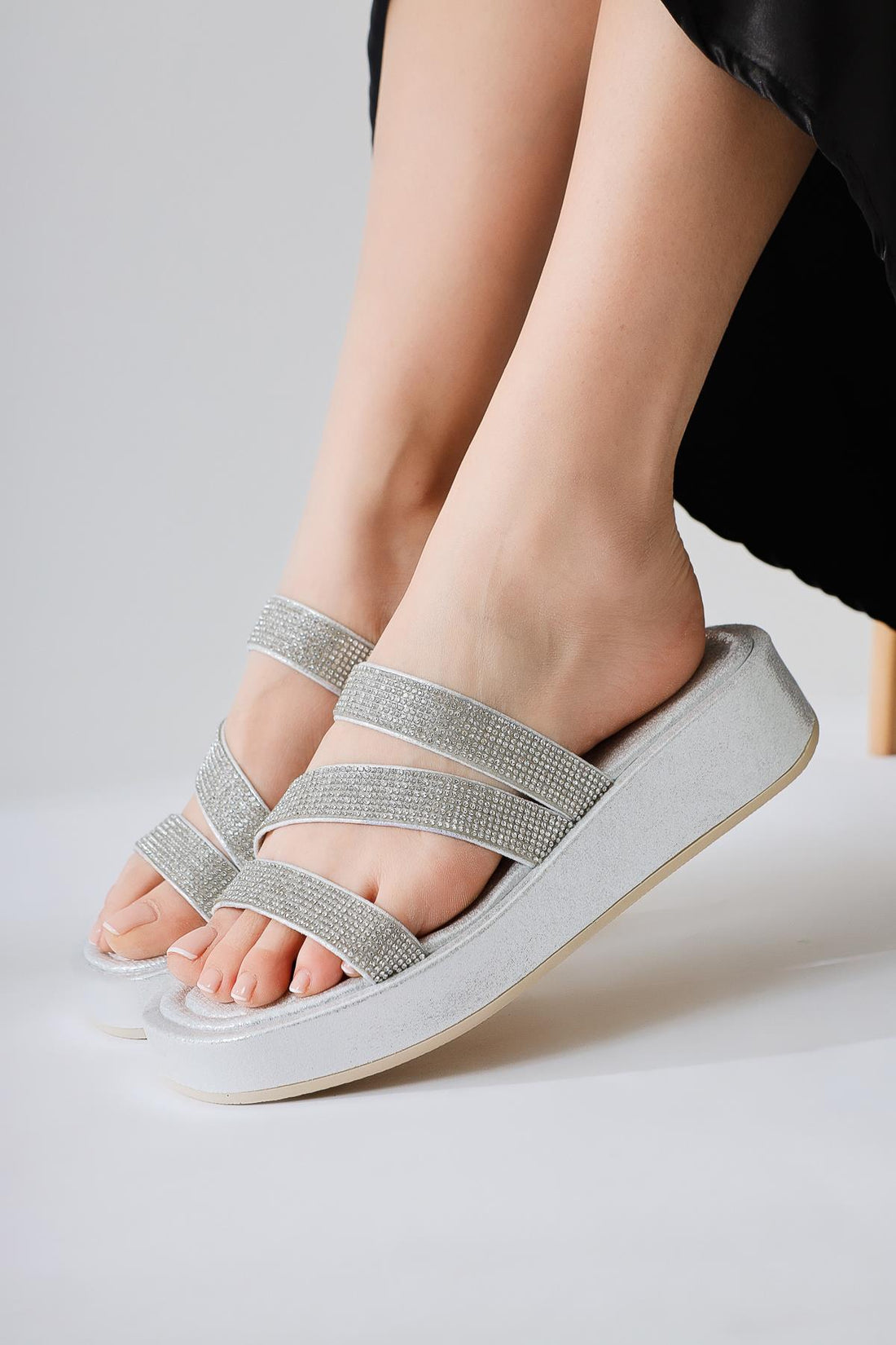 Vinita – Silber Slide mit drei Riemen und Strass-Detail (Damen)