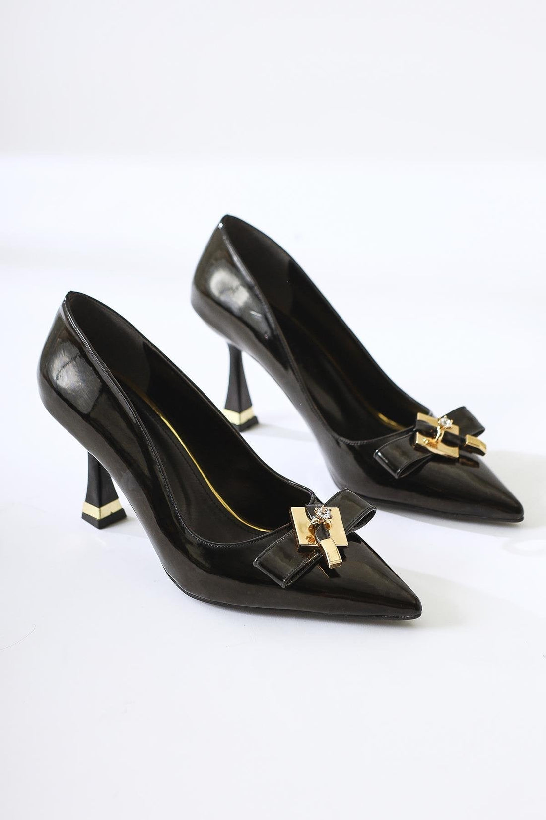 Mimosa – Schwarz Lack Schuh mit Absatz, spitzer Zehenpartie und Einzelstein-Schnalle (Damen)