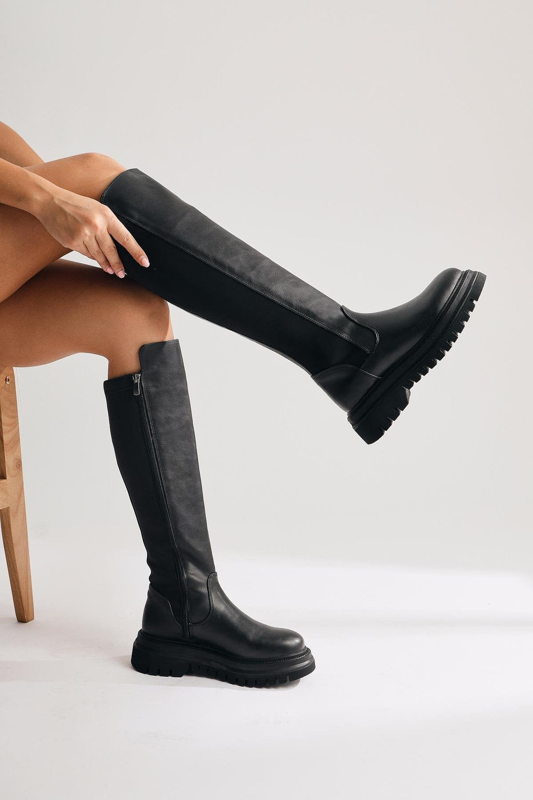 Latoya – Schwarz kniehoher Stiefel mit Stretch-Detail (Damen)