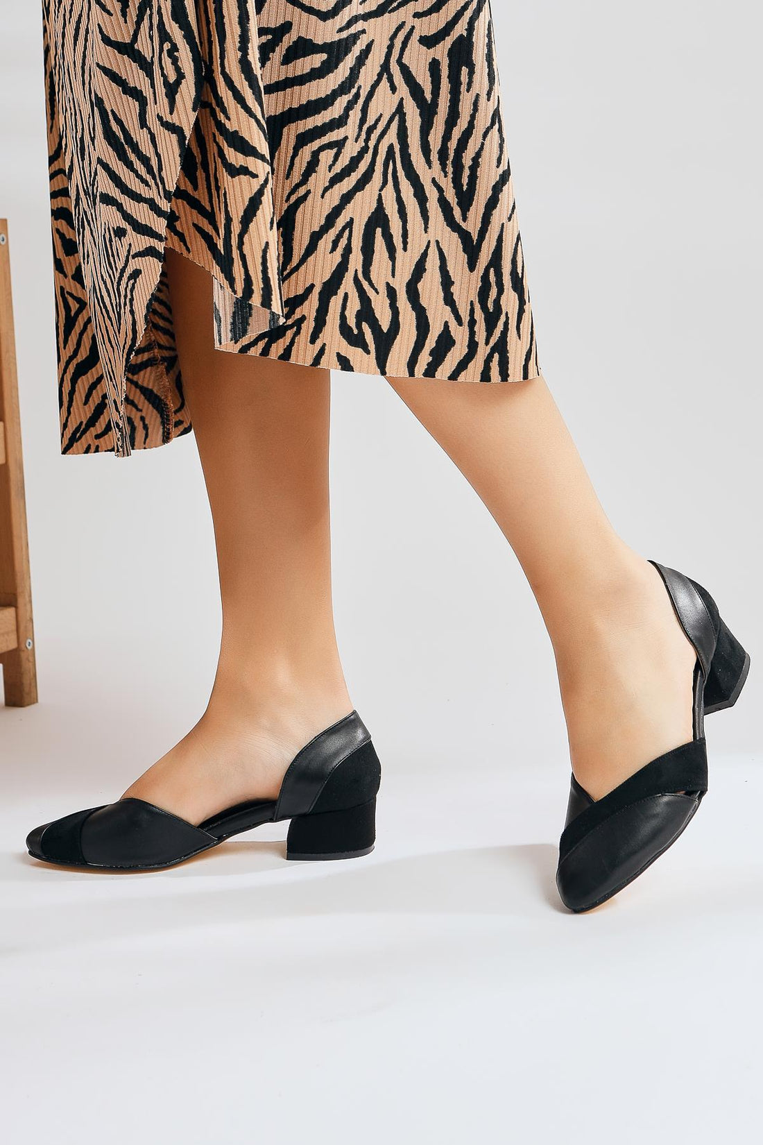 Jacquelyn Schwarz Spitzes Low Heel Damen Sandale