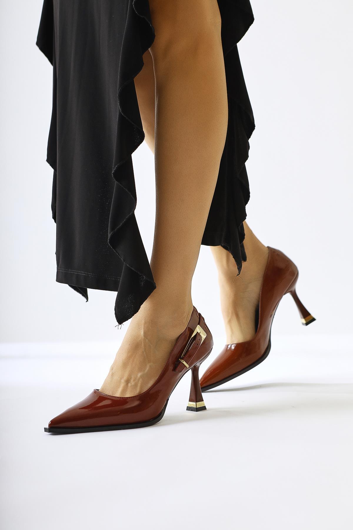 Mithra Burgunder Lack Spitzenschuh mit Schnallendetail