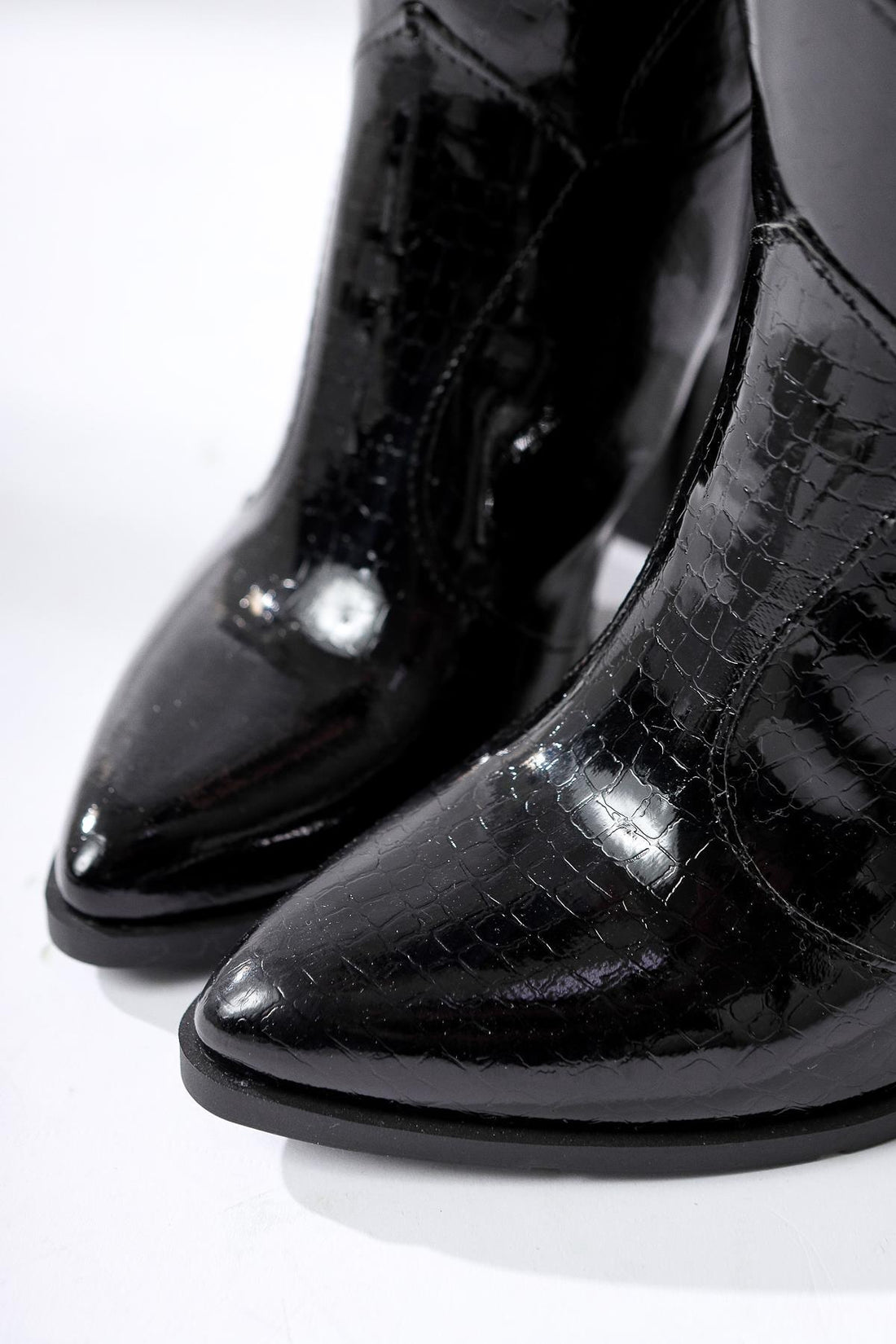 Keri – Schwarz Kroko-Prägung kniehoher Stiefel mit asymmetrischem Schnitt und Absatz (Damen)