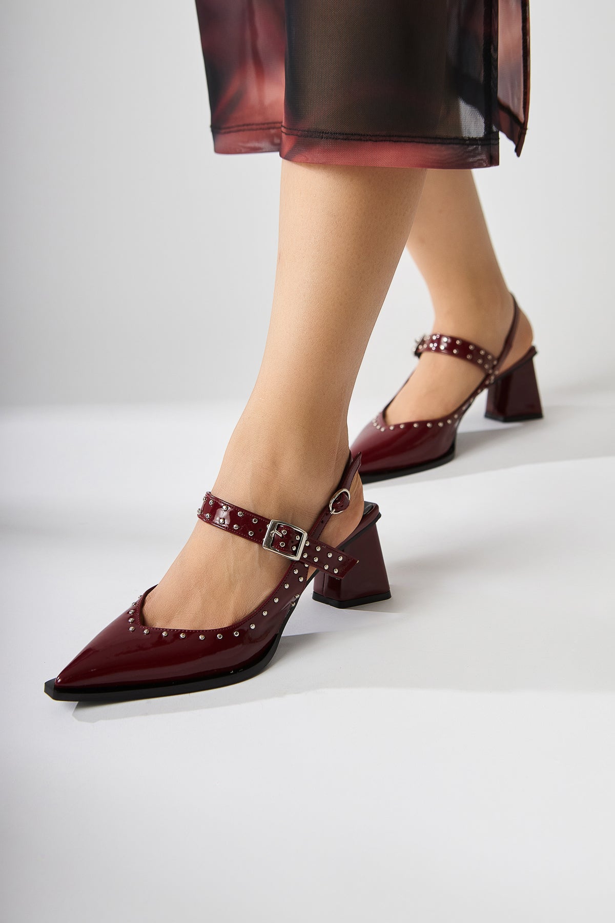 Nuria Damen Spitz Zehenriemen Sandale in Bordo Patent