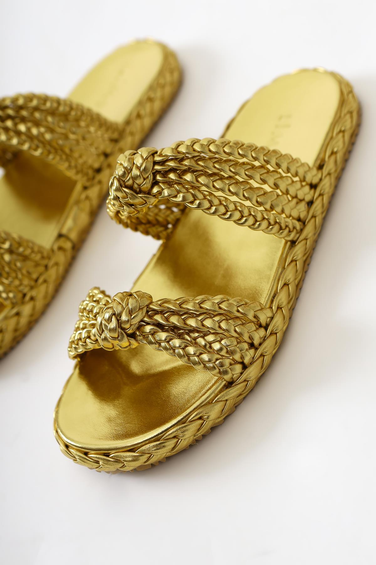 Nessa – Gold Lack Slide mit geflochtenem Riemen (Damen)