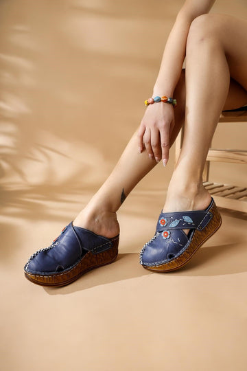 Alto Echtes Leder Sax Keilabsatz Hausschuh mit Distressed Sohle und Komfort Design