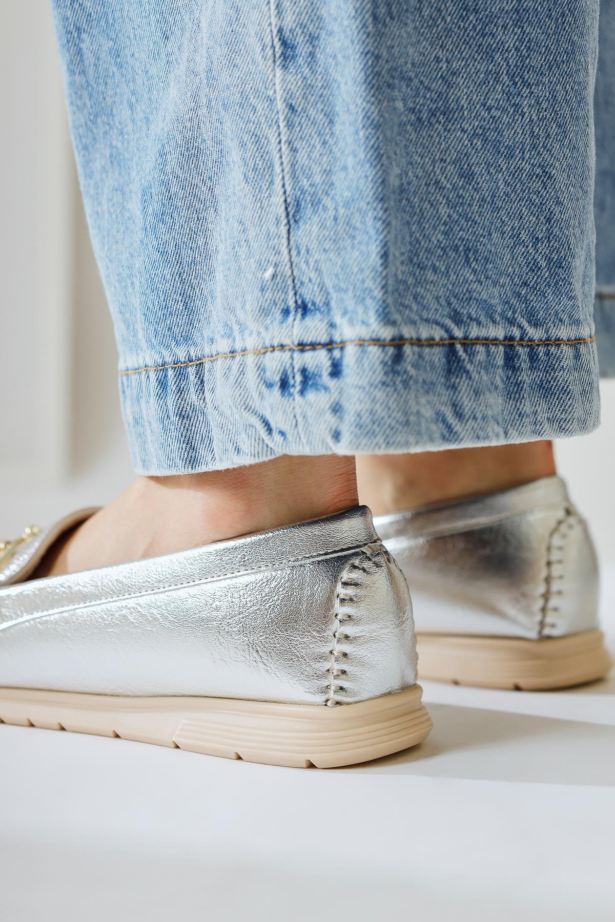 Tola Silber Alltagsschuh mit Schnallendetail