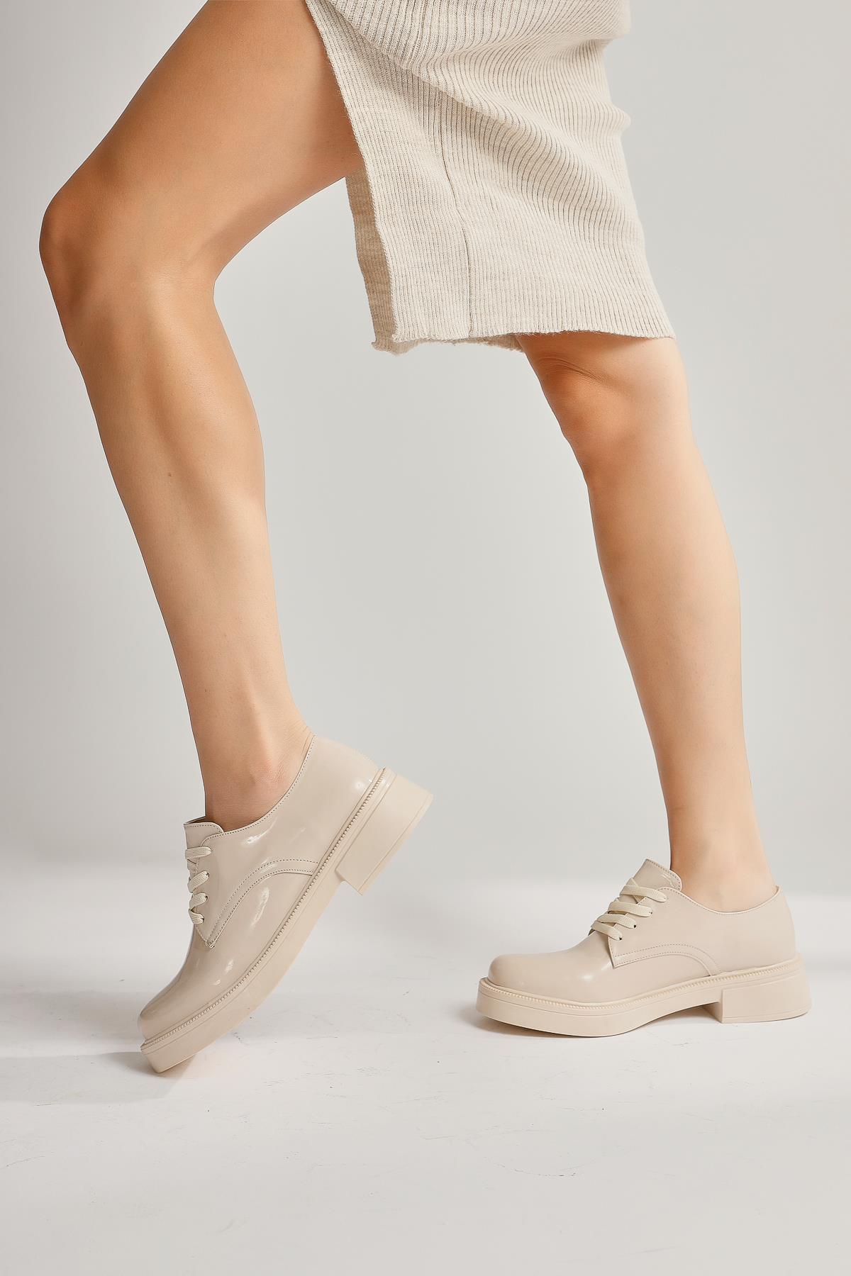 Satya – Nude Lack-Schuh mit Schnürung (Damen)