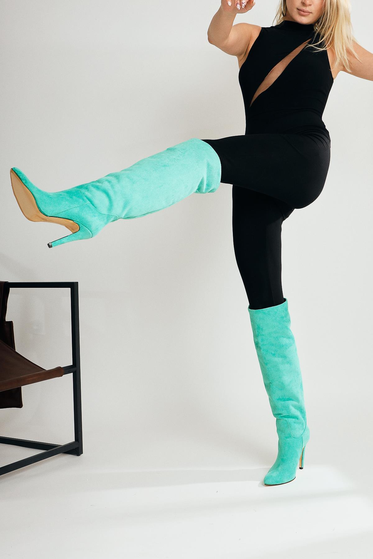 Nenya – Grün gemustertes Velours Overknee-Stiefel mit spitzer Zehenpartie und Stilettoabsatz (Damen)