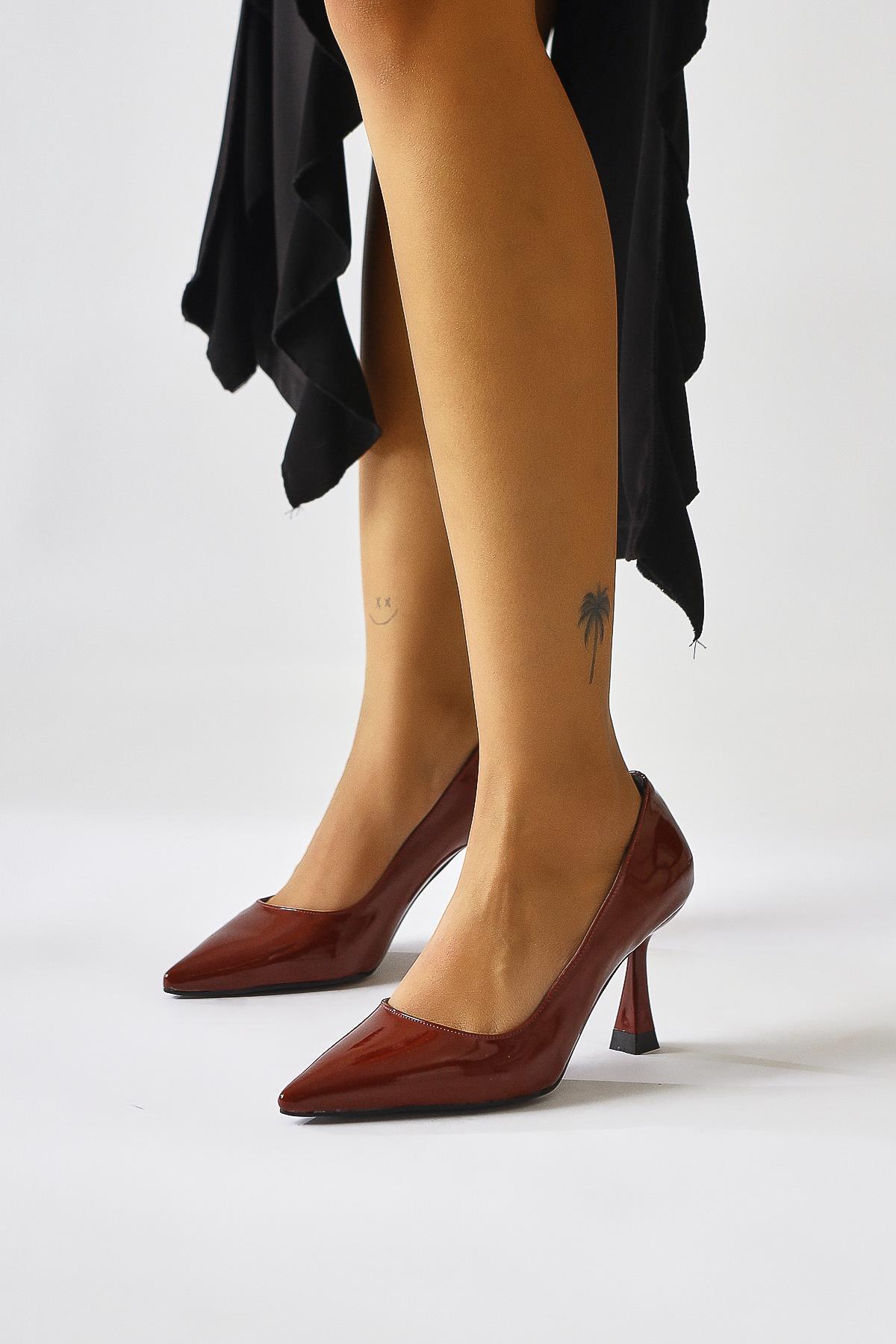 Celestine Burgunder Lackleder Spitz Zehen Stiletto