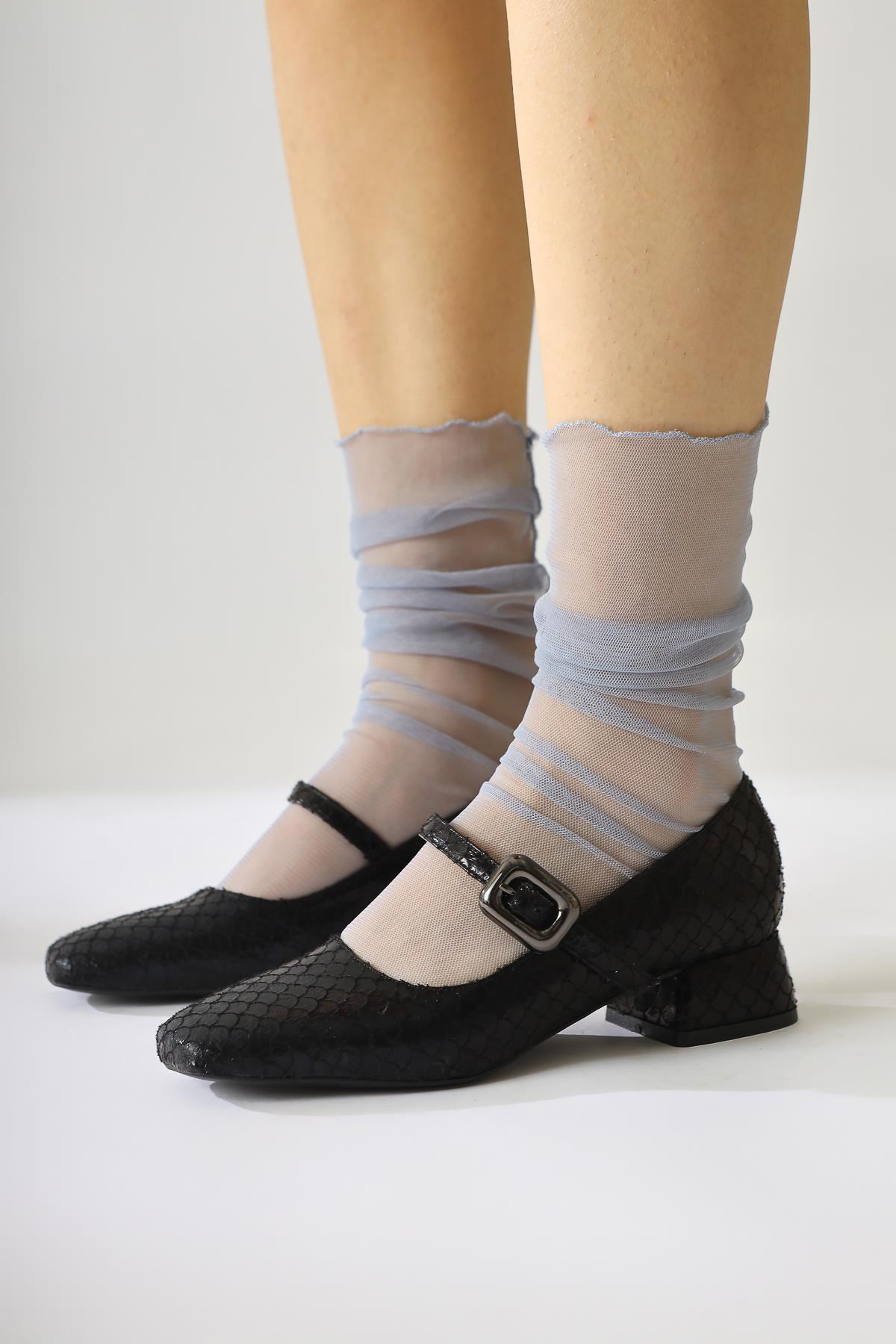 Abby Schwarzer Fischschuppen-Texturierter Quadratischer Zehenriemen Detail Alltagsschuh