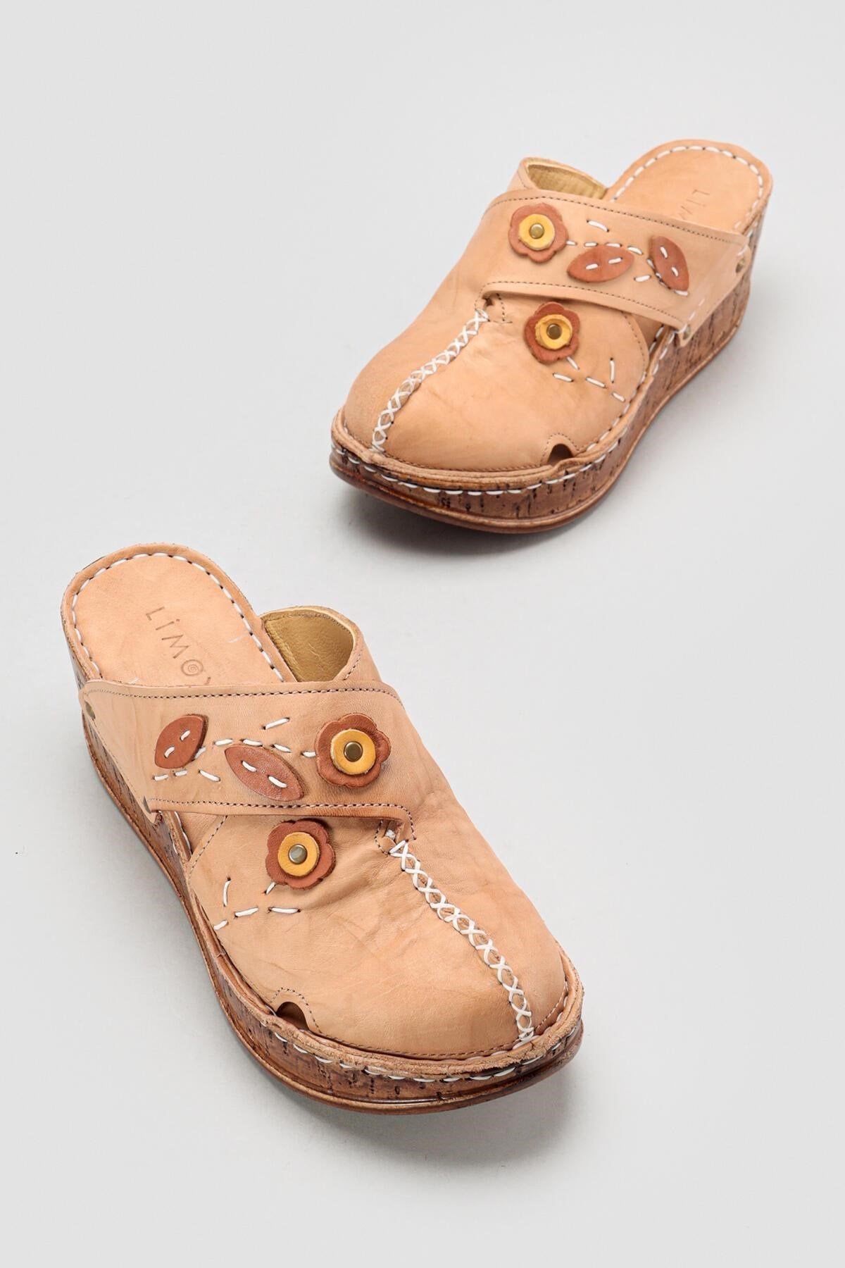 Alto Echtes Leder Beige Keilabsatz Slipper mit Distressed Sohle und Komfort Design