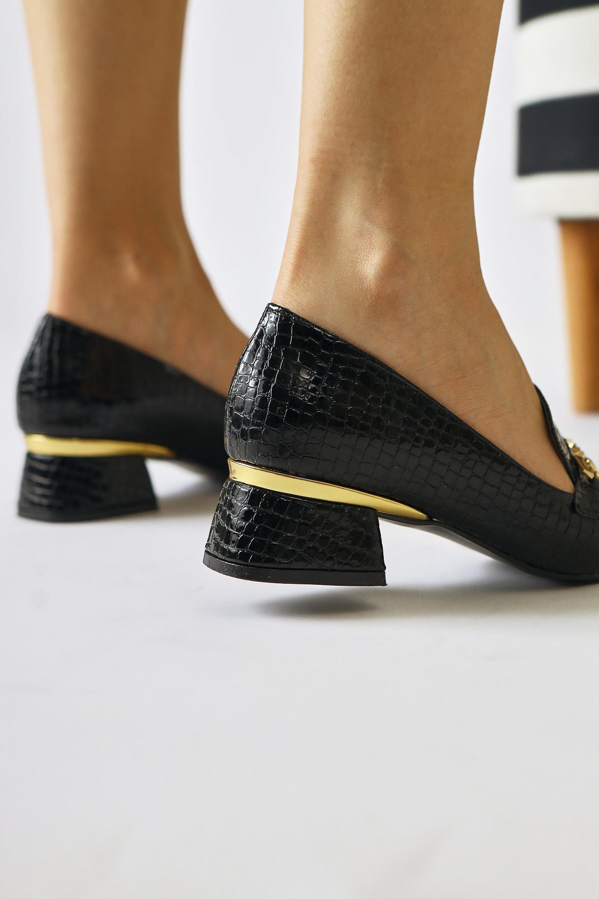 Bee – Schwarz Kroko-Prägung Schuh mit Schnallen-Detail und runder Zehenpartie (Damen)