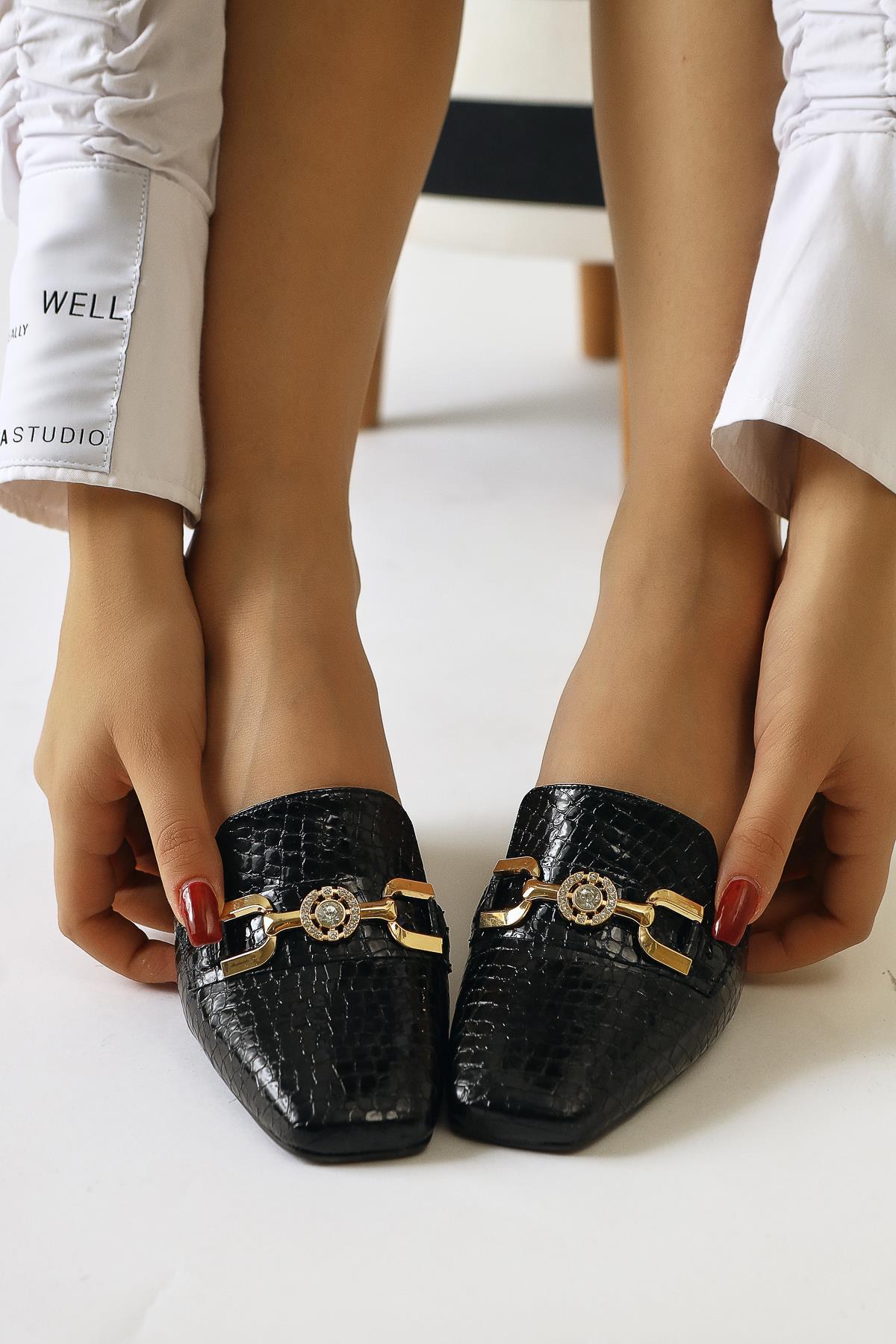 Bee – Schwarz Kroko-Prägung Schuh mit Schnallen-Detail und runder Zehenpartie (Damen)