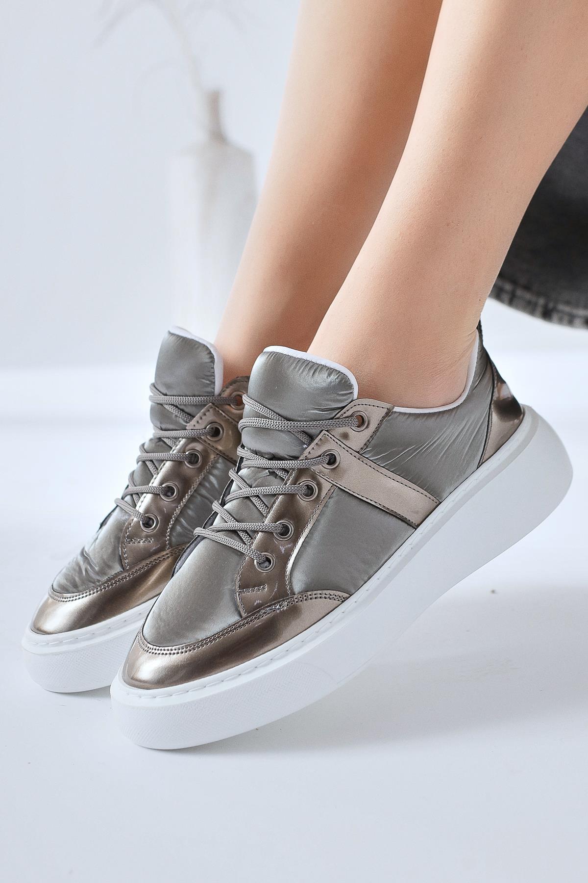 Jakleen Platin Lackleder Detaillierte Fallschirm Sneakers