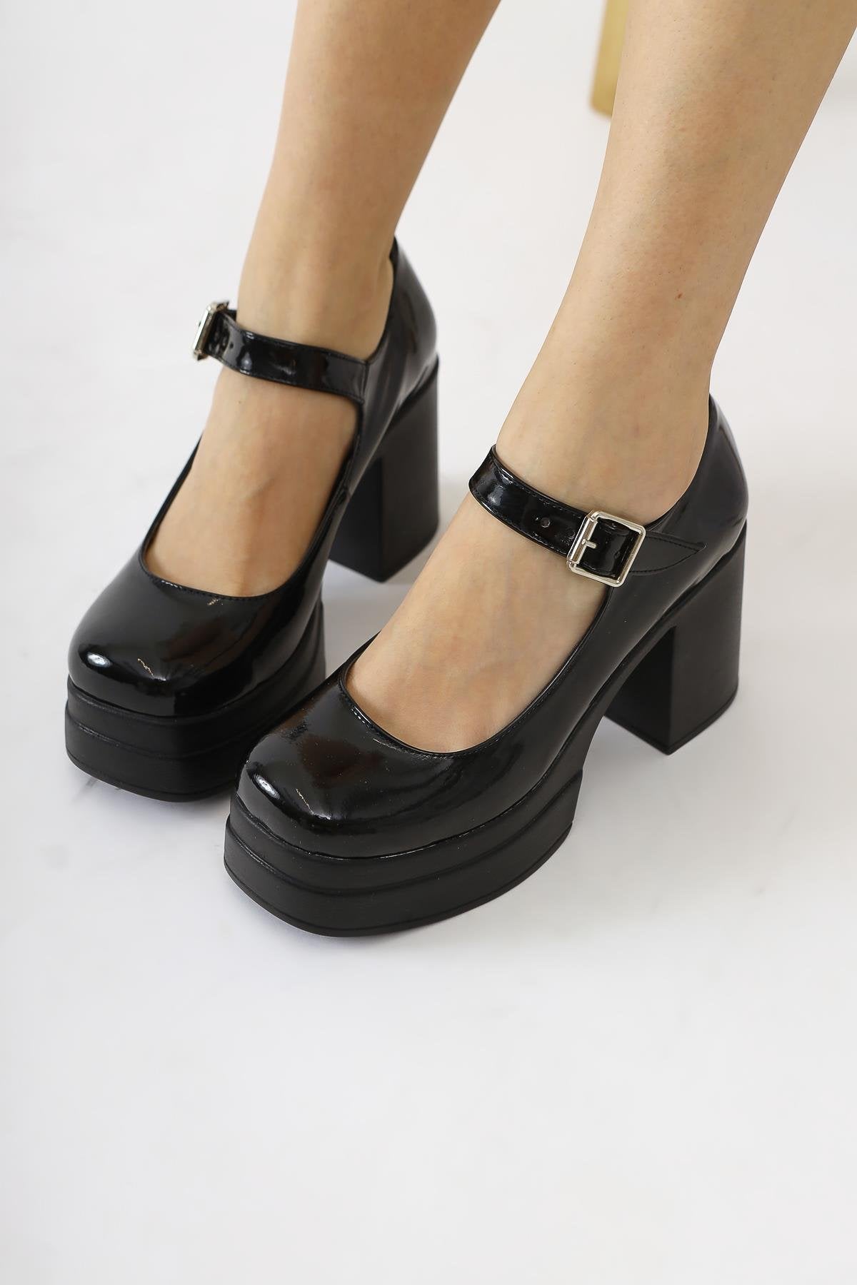 Adelin – Black Patent Oval-Toe Platform Shoe (Women)