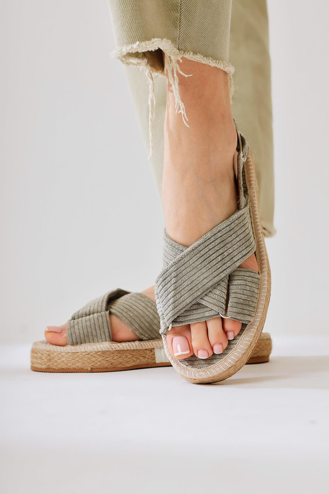 Iris Graue Samt Kreuzriemen Sandalen