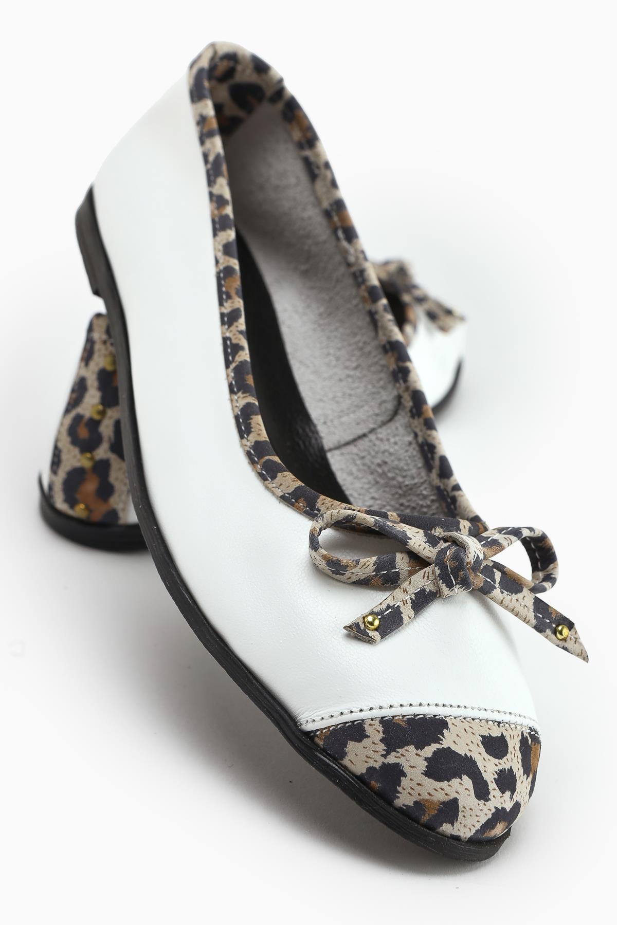 Alfreda Echtes Leder Weiße Ballerinas mit Leopardendetail und Schleife
