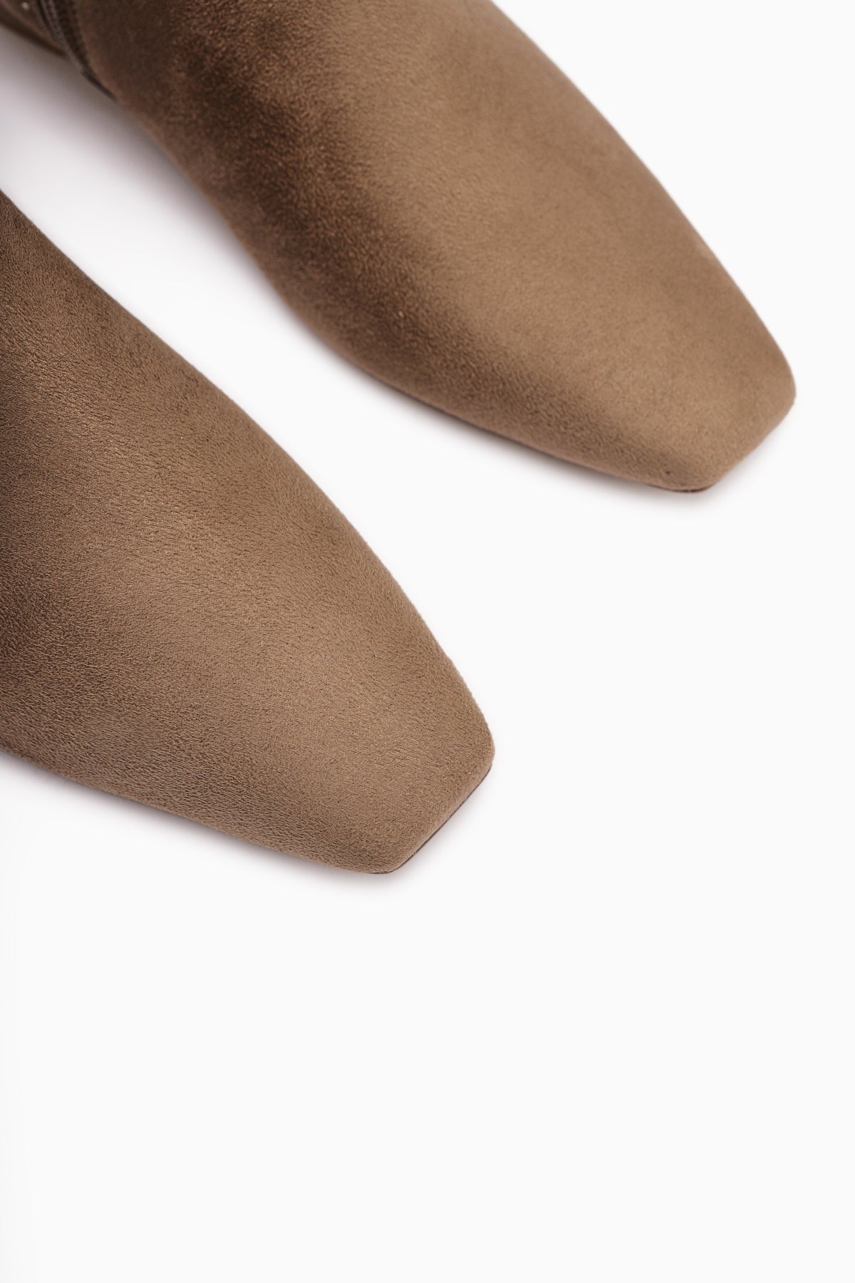 Grace – Taupe Velours Stiefelette mit niedrigem Absatz, mit eckiger Zehenpartie (Damen)