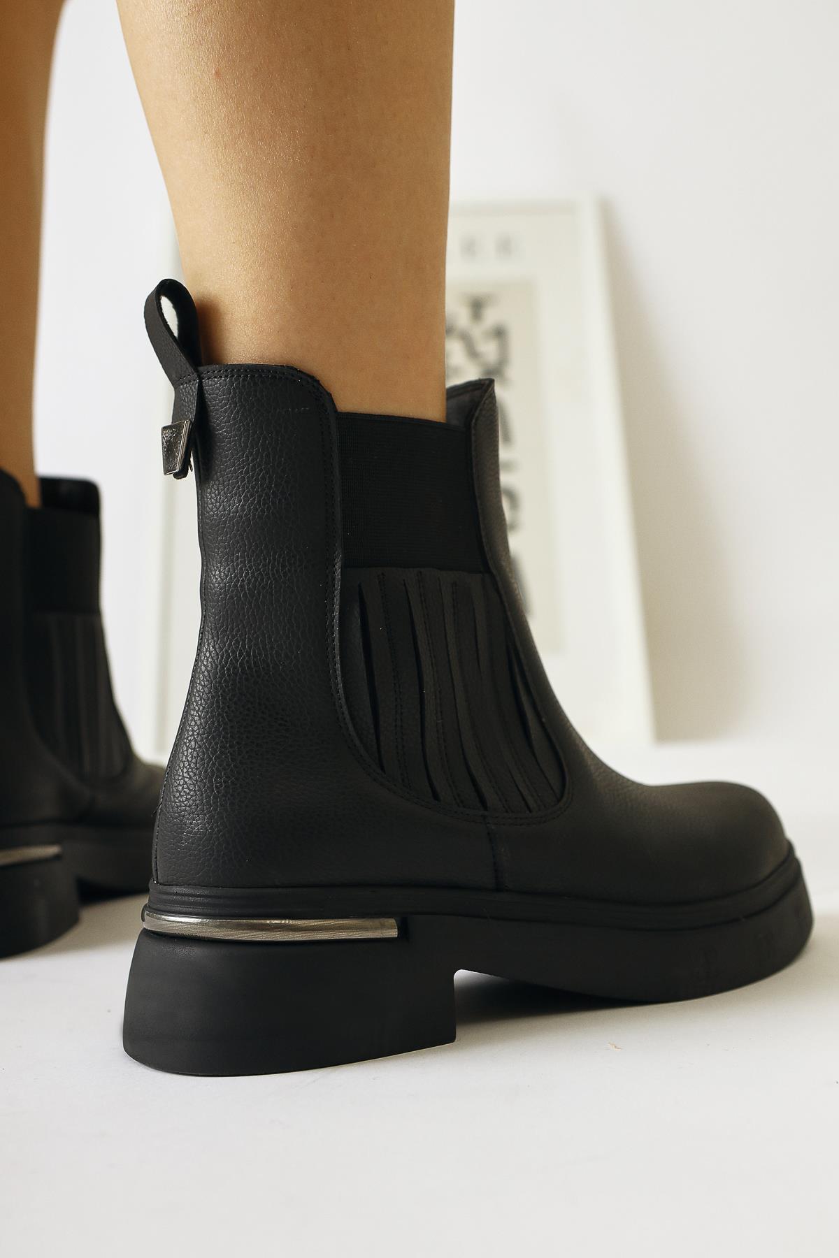 Pava – Black Heel-Detail Pull-On Boot (Women)