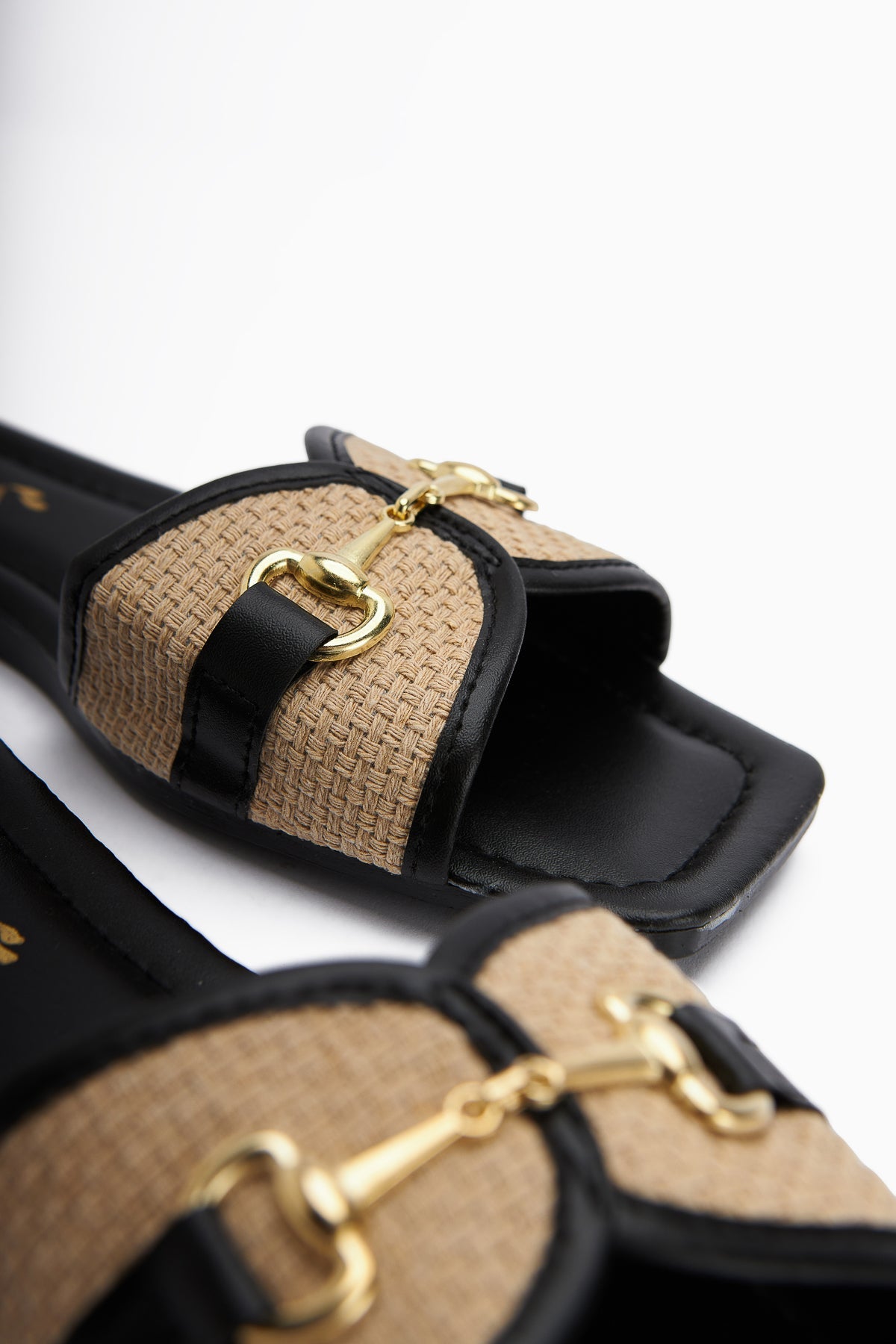 Elanor Schwarze Damen Flache Hausschuhe mit Schnalle