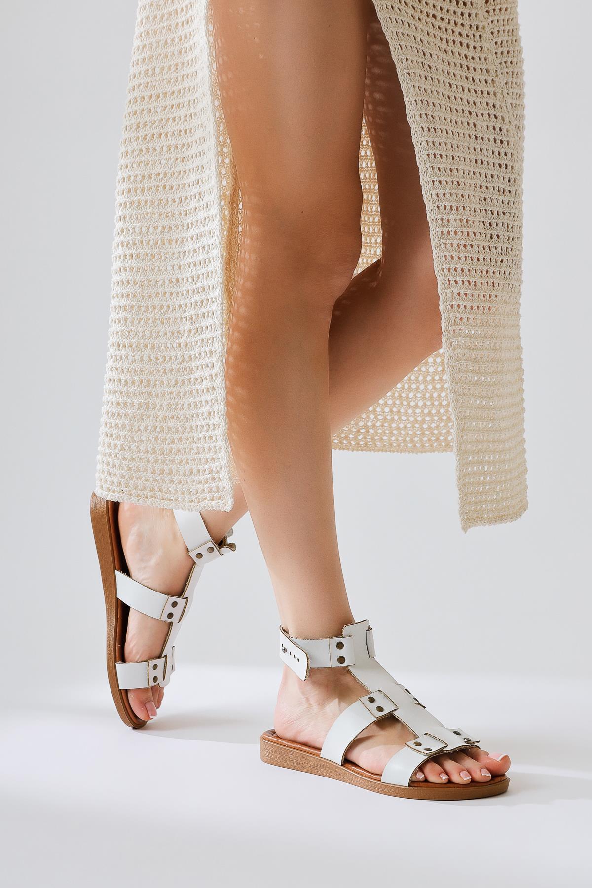 Rayen Echtes Leder Weiße Dreifachriemen-Sandalen mit Nieten-Detail