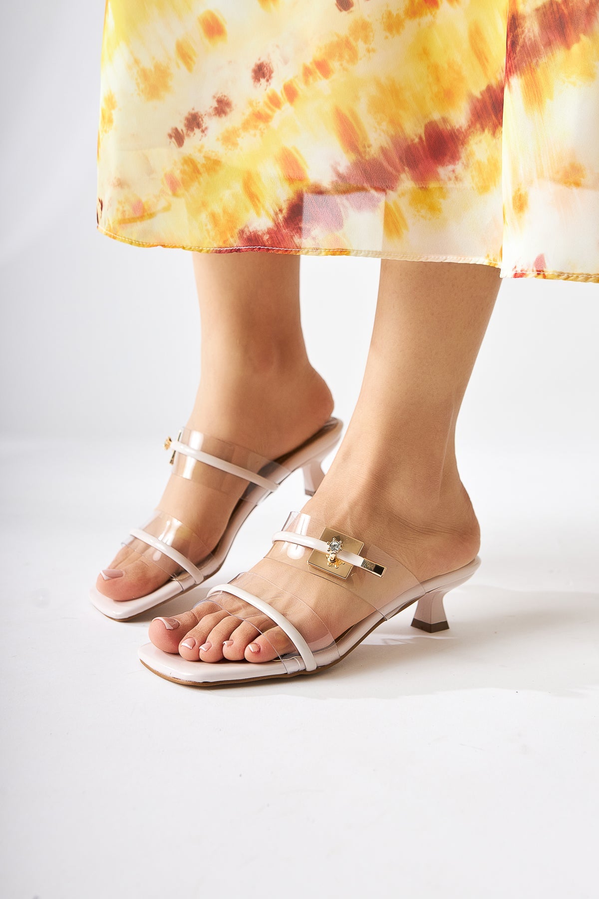 Silvi Beige Lackgeschnallte Damenpantoffel mit niedrigem Absatz