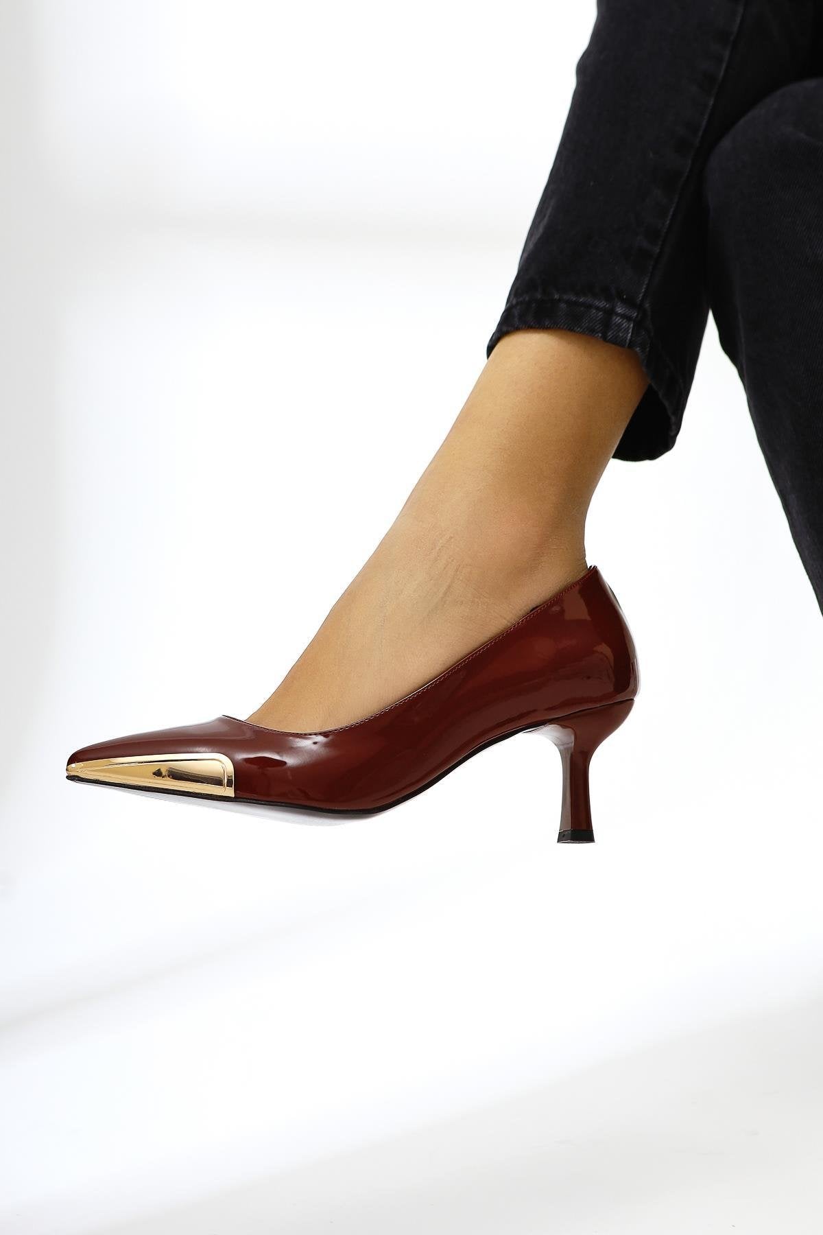 Carlota – Burgunder Lack Schuh mit Absatz, mit spitzer Zehenpartie und Metall-Detail (Damen)