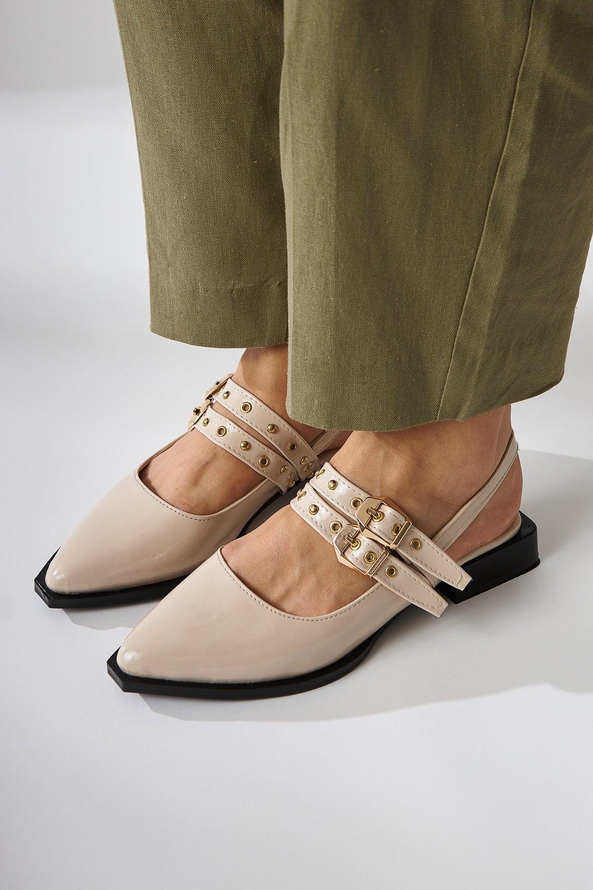 Siran Damen Beige Lackleder Doppelriemen Sandale