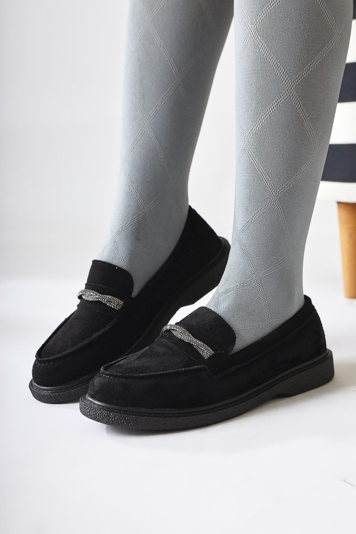 Herolinda Schwarzer Wildlederschuh mit Schmuckschnalle Detail