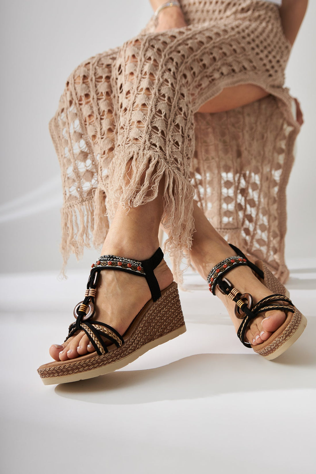 Jona Schwarze Keilabsatz Damen Sandale mit Schnalle und elastischer Rückseite