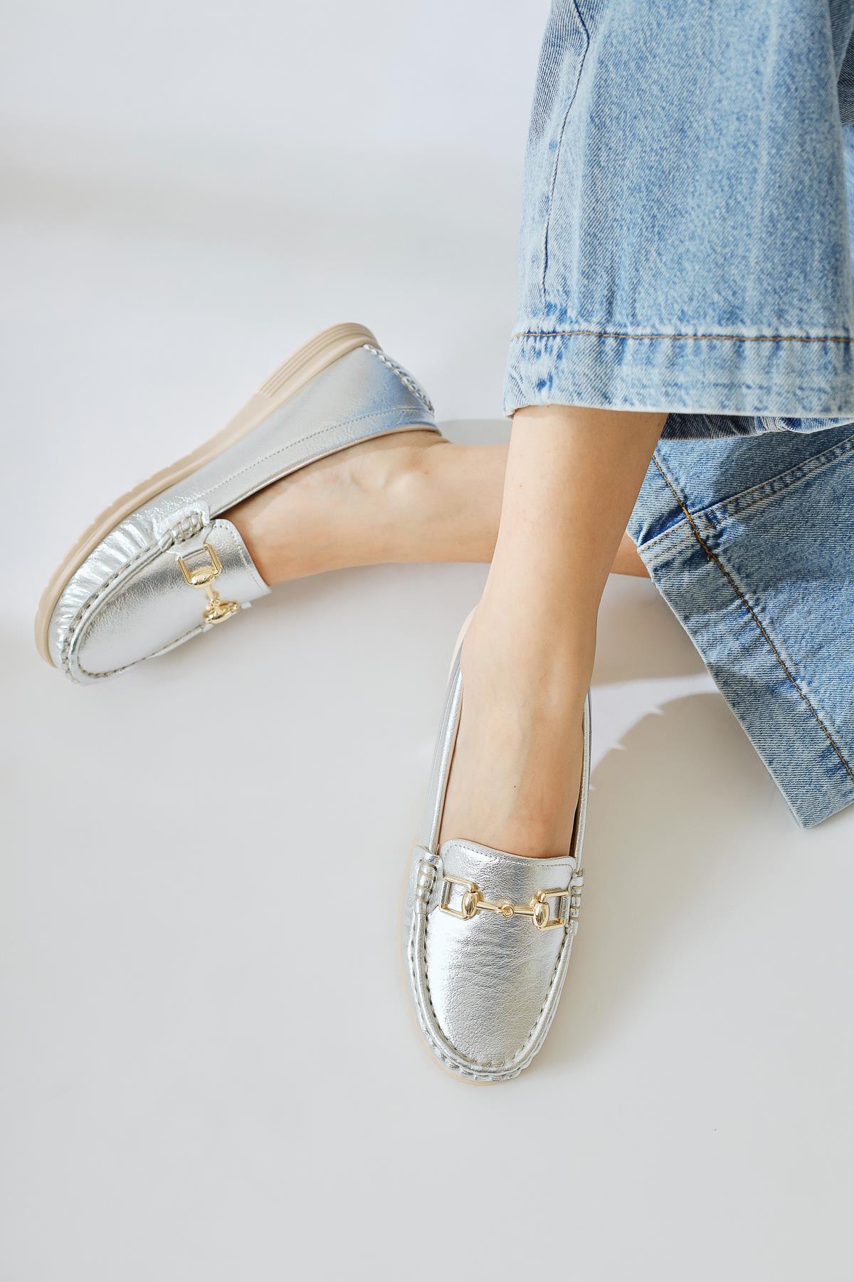 Tola Silber Alltagsschuh mit Schnallendetail
