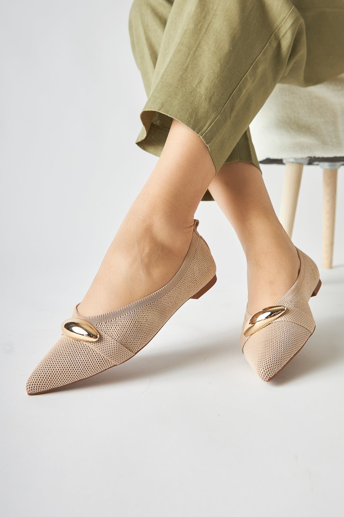 Lola Beige Damen Ballettflachschuh mit Metallschnalle, Spitze Zeh, Bequemer Alltagsschuh