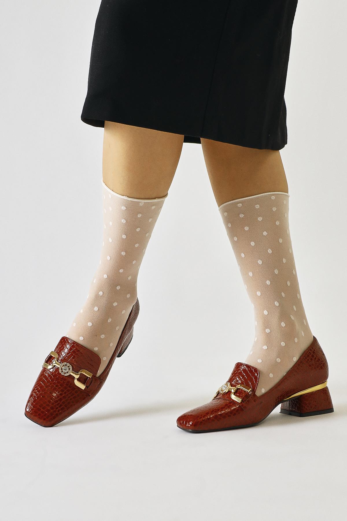 Bee – Burgunder Kroko-Prägung Schuh mit Schnallen-Detail und runder Zehenpartie (Damen)