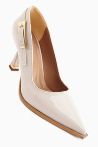 Mithra Beige Lackleder Spitzes Buckle Detail Damen Absatzschuhe